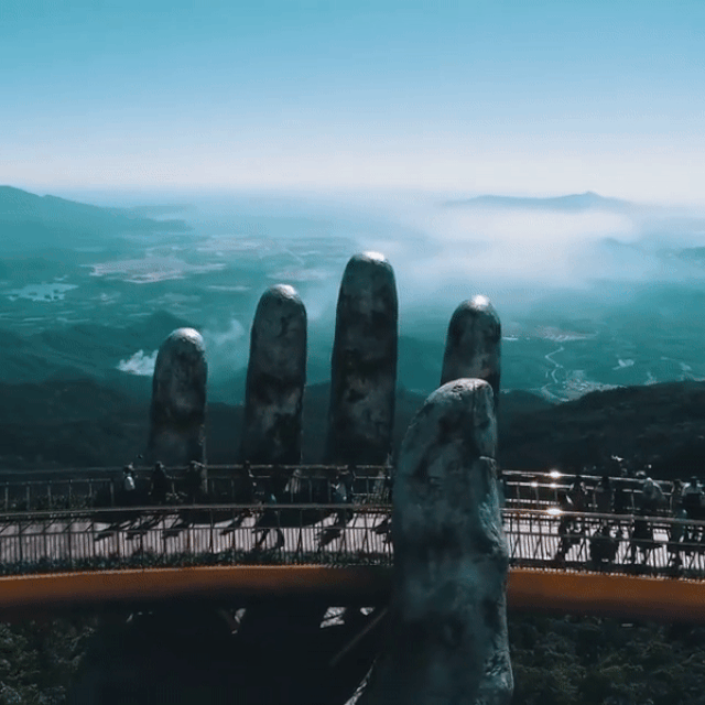 Cầu bàn tay khổng lồ vừa khai trương ở Trung Quốc trông giống cầu Vàng Việt Nam